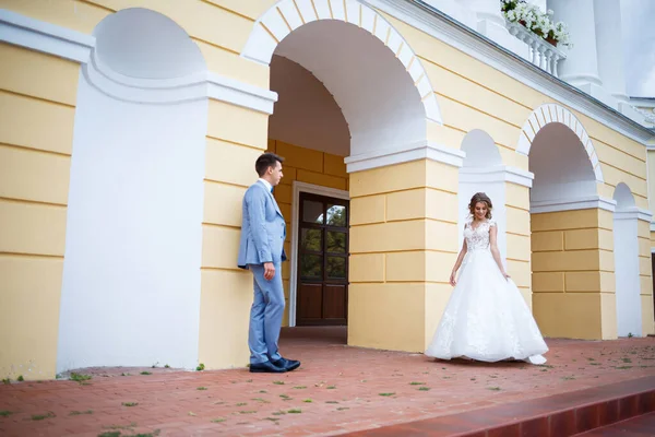 Jovem Cara Elegante Traje Noivo Noiva Linda Menina Vestido Branco — Fotografia de Stock