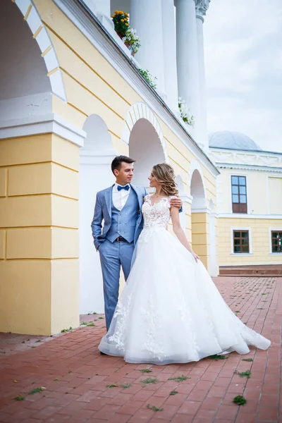 결혼식 공원을 드레스를 미모의 남자와 아름다운 신부의 예복을 — 스톡 사진