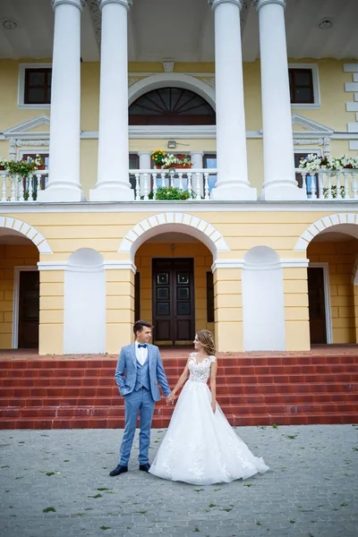 Jovem Cara Elegante Traje Noivo Noiva Linda Menina Vestido Branco — Fotografia de Stock