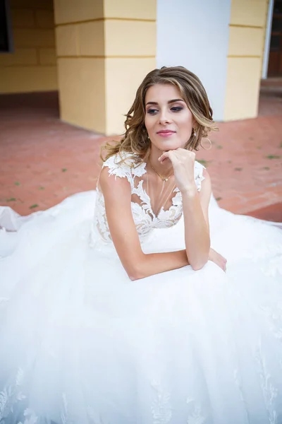 Красивая Девушка Невеста Белом Платье Поездом Ходьба Фоне Большого Дома — стоковое фото