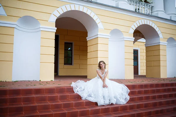 Gyönyörű Lány Menyasszony Fehér Ruhában Egy Vonat Sétál Háttérben Egy — Stock Fotó