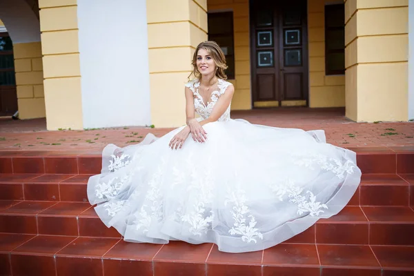 Schöne Mädchen Braut Einem Weißen Kleid Mit Einem Zug Fuß — Stockfoto