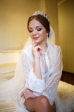 Narin beyaz önlüklü güzel bir gelinin sabahı