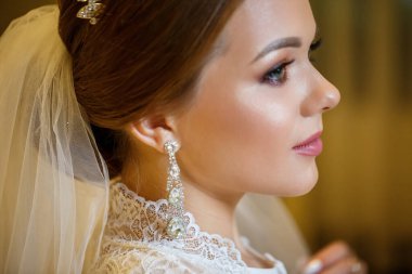 Narin beyaz önlüklü güzel bir gelinin sabahı