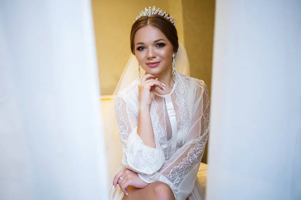 Mattina Una Bella Sposa Delicato Cappotto Bianco — Foto Stock