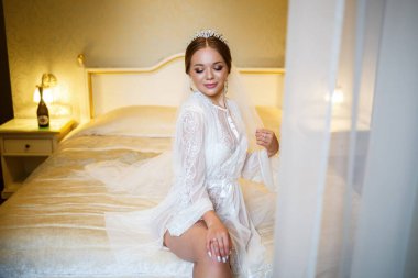 Narin beyaz önlüklü güzel bir gelinin sabahı