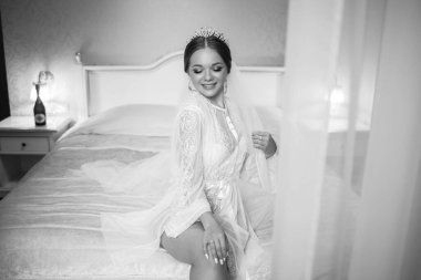 Narin beyaz önlüklü güzel bir gelinin sabahı