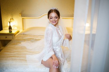 Narin beyaz önlüklü güzel bir gelinin sabahı