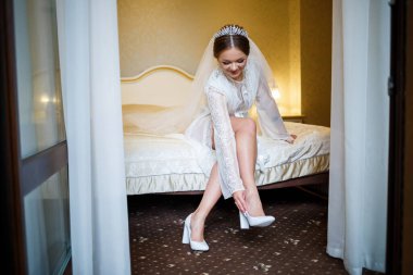 Gelin, düğün gününde beyaz ayakkabı giyer.