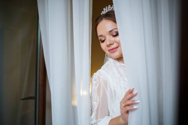 Bir düğün sabahında bornoz ve peçeyle güzel bir gelin