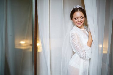 Bir düğün sabahında bornoz ve peçeyle güzel bir gelin