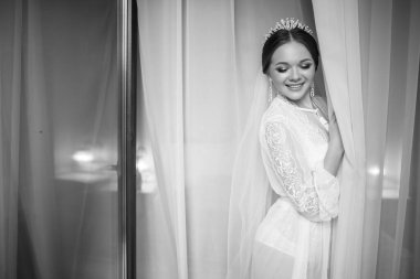 Narin beyaz önlüklü güzel bir gelinin sabahı