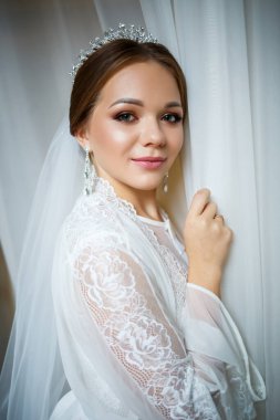 Bir düğün sabahında bornoz ve peçeyle güzel bir gelin