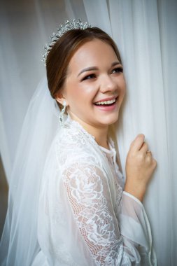 Bir düğün sabahında bornoz ve peçeyle güzel bir gelin