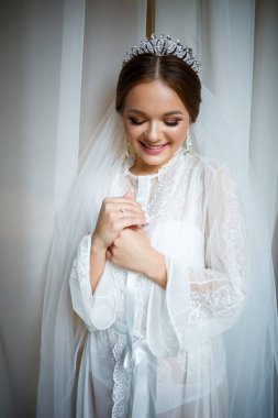 Bir düğün sabahında bornoz ve peçeyle güzel bir gelin