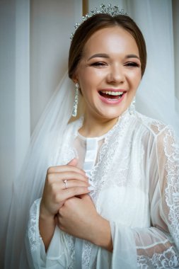 Bir düğün sabahında bornoz ve peçeyle güzel bir gelin