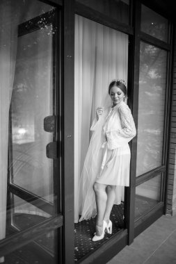 Narin beyaz önlüklü güzel bir gelinin sabahı