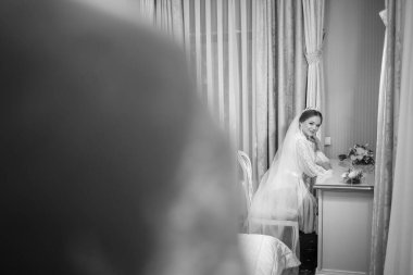 Narin beyaz önlüklü güzel bir gelinin sabahı