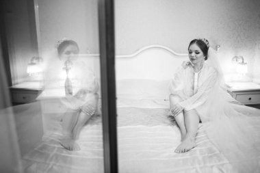 Narin beyaz önlüklü güzel bir gelinin sabahı