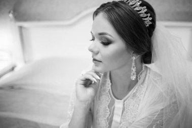 Narin beyaz önlüklü güzel bir gelinin sabahı