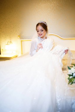 Gelin beyaz gelinliğini giyer