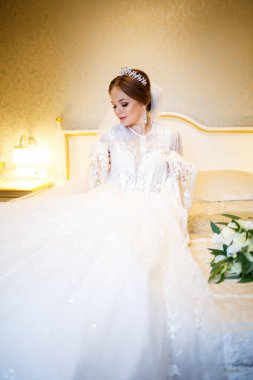 Gelin beyaz gelinliğini giyer