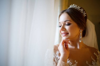 Gelin beyaz gelinliğini giyer