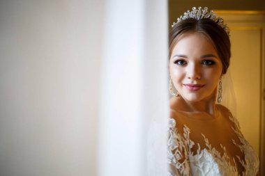 Gelin beyaz gelinliğini giyer