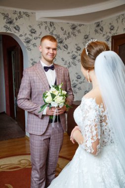 Gelin ve damadın düğün gününde ilk buluşması.