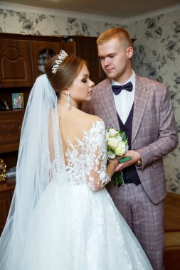 Gelin ve damadın düğün gününde ilk buluşması.