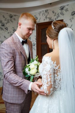 Gelin ve damadın düğün gününde ilk buluşması.