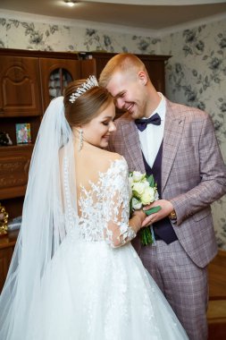 Gelin ve damadın düğün gününde ilk buluşması.