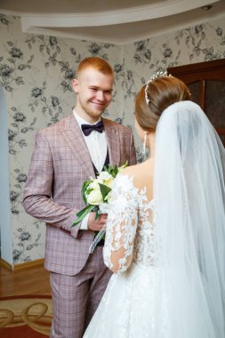 Gelin ve damadın düğün gününde ilk buluşması.