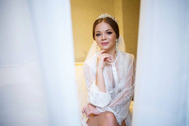 Narin beyaz önlüklü güzel bir gelinin sabahı