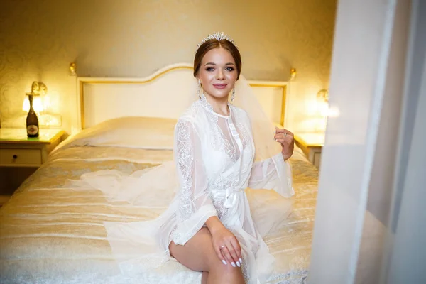 Morgen Einer Schönen Braut Einem Zarten Weißen Mantel — Stockfoto