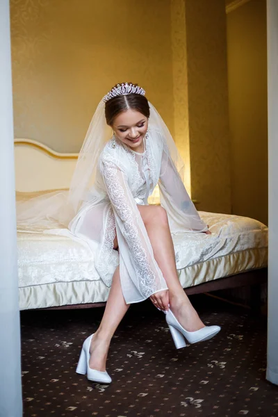 Braut Zieht Hochzeitstag Weiße Schuhe — Stockfoto