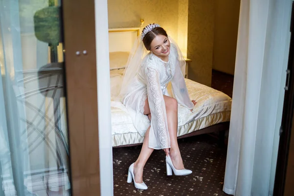 Braut Zieht Hochzeitstag Weiße Schuhe — Stockfoto