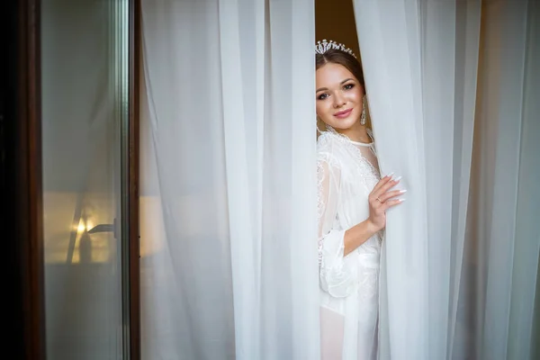 Schöne Braut Einem Hochzeitsmorgen Bademantel Und Schleier — Stockfoto