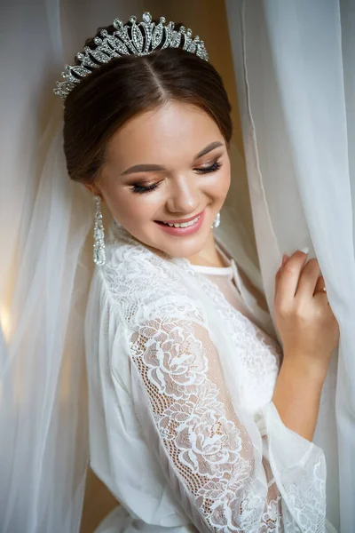 Schöne Braut Einem Hochzeitsmorgen Bademantel Und Schleier — Stockfoto