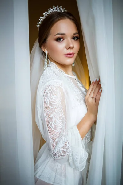Mooie Bruid Een Bruiloft Ochtend Een Badjas Sluier — Stockfoto