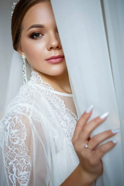 Krásná Nevěsta Svatebním Ránu Županu Závoji — Stock fotografie