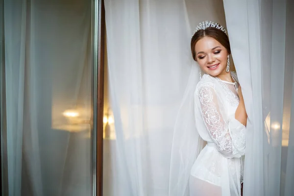 Bela Noiva Uma Manhã Casamento Roupão Banho Véu — Fotografia de Stock