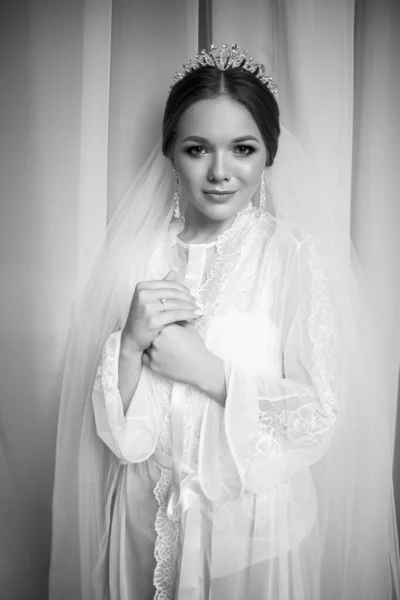 Mattina Una Bella Sposa Delicato Cappotto Bianco — Foto Stock