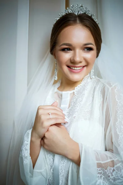 Bella Sposa Una Mattina Nozze Accappatoio Velo — Foto Stock