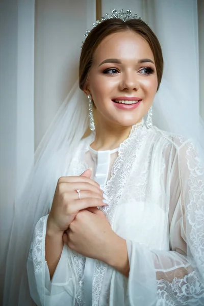 Bela Noiva Uma Manhã Casamento Roupão Banho Véu — Fotografia de Stock