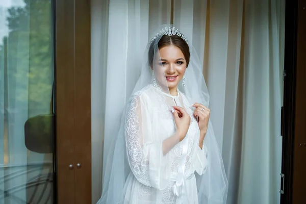 Bela Noiva Uma Manhã Casamento Roupão Banho Véu — Fotografia de Stock