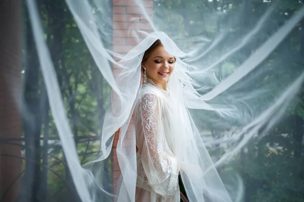 Bela Noiva Uma Manhã Casamento Roupão Banho Véu — Fotografia de Stock