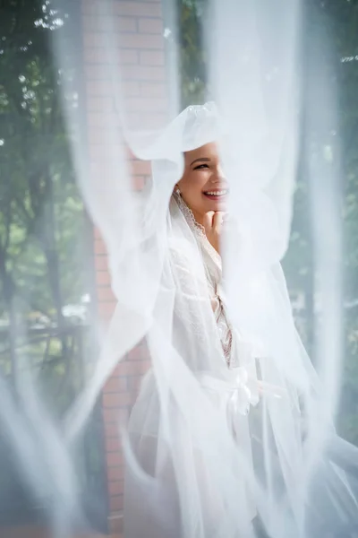 Bela Noiva Uma Manhã Casamento Roupão Banho Véu — Fotografia de Stock