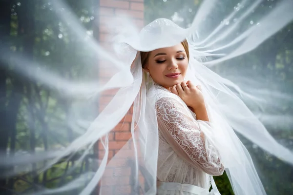 婚礼早上穿着浴衣披着面纱的漂亮新娘 — 图库照片