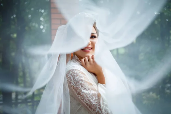 Bela Noiva Uma Manhã Casamento Roupão Banho Véu — Fotografia de Stock